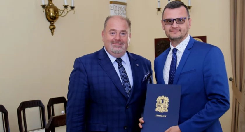 10 września 2019 r. ówczesny burmistrz Waldemar Paluch (z lewej) powołał Artura Świątka na swojego pełnomocnika ds. kultury fizycznej, sportu i turystyki. Po niecałych 5 latach nowy burmistrz Marcin Nazarewicz odwołała go z tej funkcji. Fot. UM Jarosław