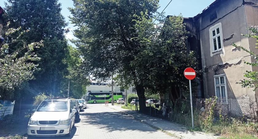 Zdaniem mieszkańców do przycięcia drzewa, które groźnie przechyla się nad ulicą powinno dojść już dawno. Fot. Mariusz Godos