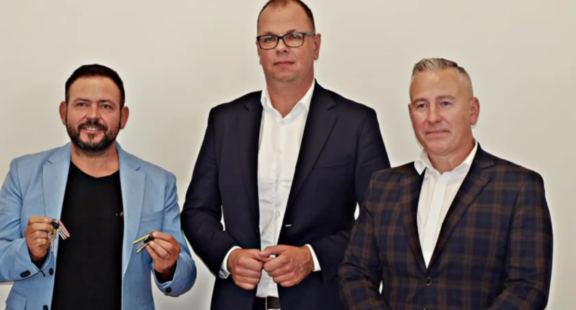 29 września 2023 r. Przekazanie kluczy do sklepu socjalnego przy ul. Sportowej 12 w Przemyślu. Od lewej: prezes katowickiej fundacji „Wolne Miejsce” Mikołaj Rykowski, prezydent miasta Wojciech Bakun i przemyski radny Bartłomiej Barczak. Fot. Mariusz Godos