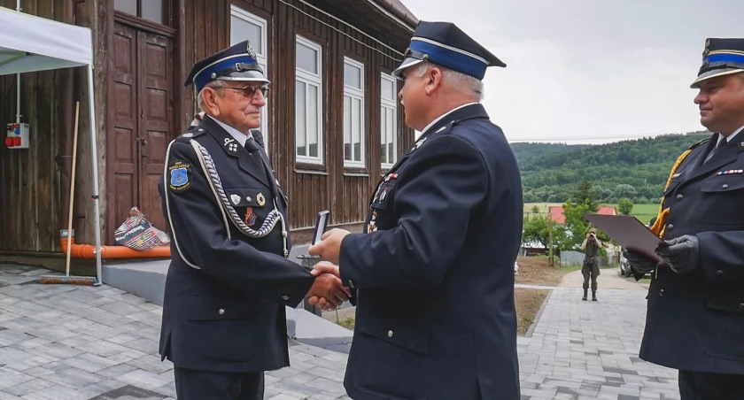 Ważnym punktem ceremonii było wręczenie medali, odznaczeń i okolicznościowych statuetek dla zasłużonych druhów OSP w Ruszelczycach i nie tylko. Fot. UG Krzywcza