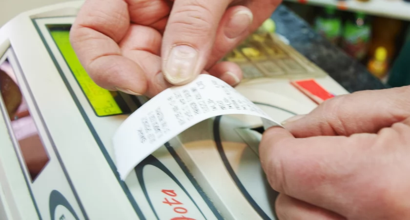 W przypadku oszustw paragonowych ogromne znaczenie ma postawa kupujących, czyli nas wszystkich. Paragony fiskalne są gwarancją dla klientów i dowodem na uczciwość przedsiębiorcy, który przestrzega zasad rynkowej konkurencji. Fot. Mariusz Godos