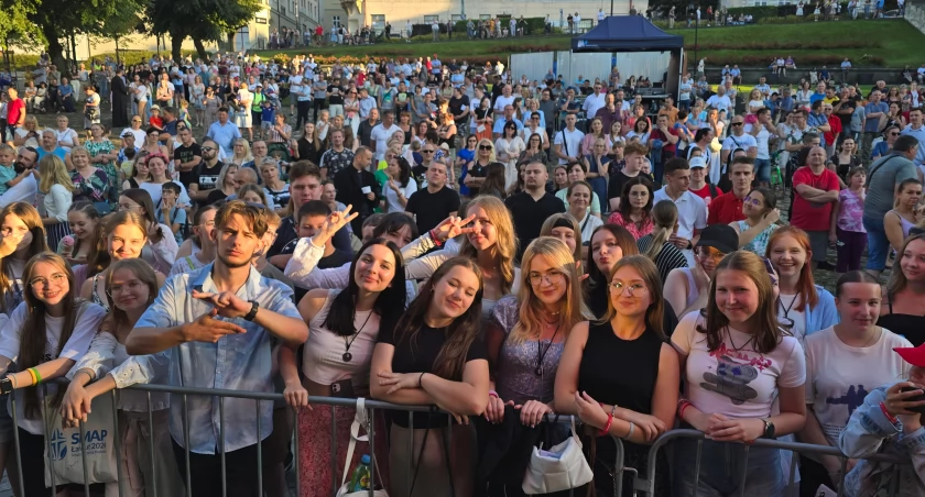 Wydarzenie rozpoczęło się mszą św. by po niej rodziny, dzieci, młodzież, starsi i młodsi, a także dzieci chore na zespół Downa, przeszli w procesji ulicami miasta w Marszu za Życiem. Tam odbyły się główne uroczystości. Fot. zbiory własne