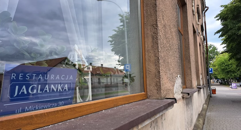 Lokal popularnej „Jaglanki” stanowi część przemyskiej hali POSiR, którą czeka termomodernizacja. Prowadzący go twierdzą, że nie podjęto wystarczająco wcześnie działań zmierzających do zapewnienia im możliwości funkcjonowania przez okres remontu, narażając na ryzyko utraty płynności finansowej. – Czy przetrwamy ten czas w innej lokalizacji i bez możliwości organizacji imprez okolicznościowych, ponosząc jeszcze nakłady finansowe na adaptację lokalu? – pytają./ FOT. U. Gielo