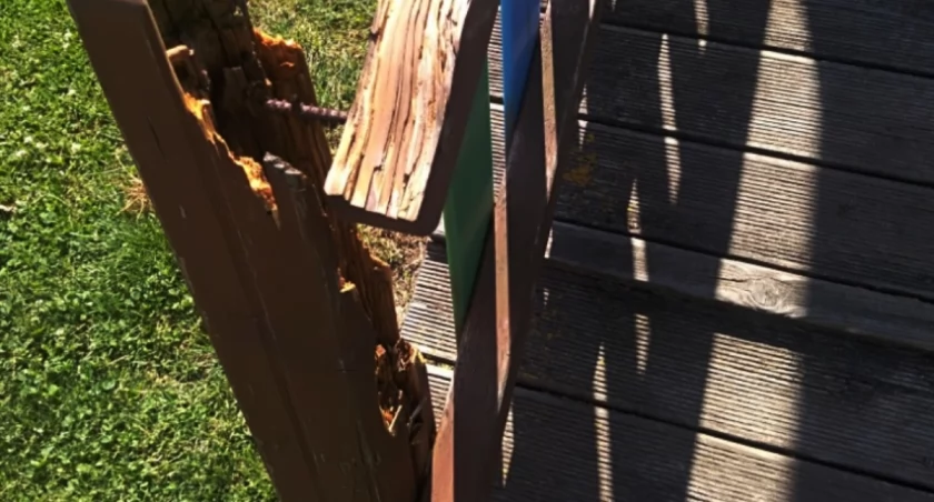 Jeden z rodziców zwrócił uwagę na stan techniczny placu zabaw w Maćkowicach. Gmina obiecała szybką reakcję i wymianę zużytych drewnianych elementów na nowe./ FOT. ZW