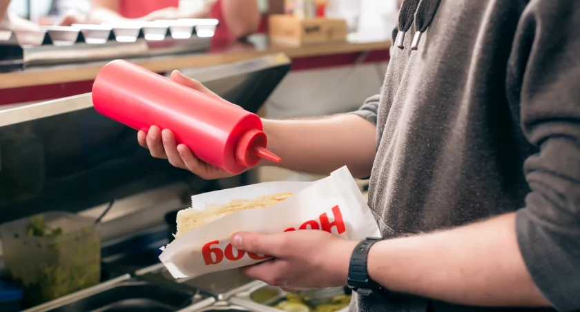 Wyniki kontroli przeprowadzonych w ramach „Akcji lato” wykazały niestety szereg niedociągnięć w punktach żywienia zbiorowego, ogródkach gastronomicznych czy wytwórniach lodów i ciast./ FOT. ZW