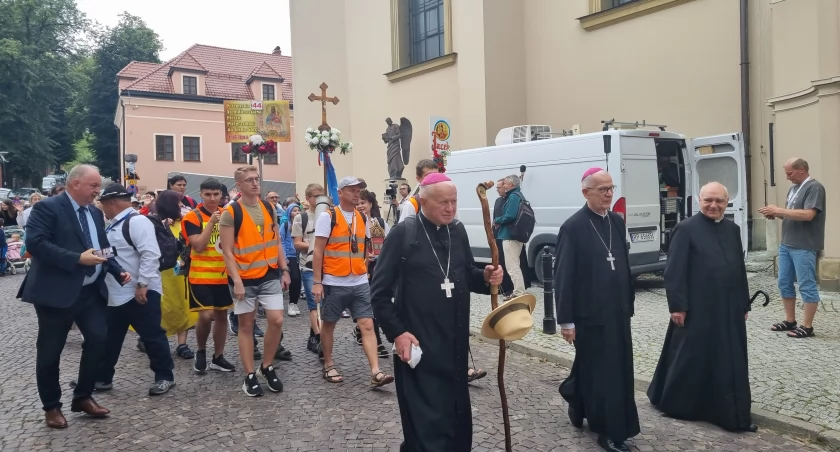 Na czele grupy wyruszył metropolita przemyski abp Adam Szal. Pielgrzymów żegnali także były metropolita przemyski, arcybiskup senior Józef Michalik i proboszcz parafii pw. św. Jana Chrzc ks. prałat Mieczysław Rusin. Fot. Artur Wilgucki