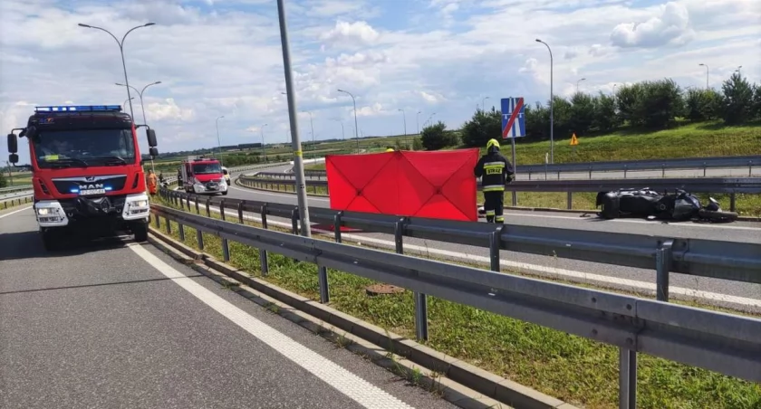 Kierujący motocyklem 42-letni mieszkaniec Rzeszowa najprawdopodobniej stracił panowanie nad pojazdem, w wyniku czego uderzył w bariery ochronne.