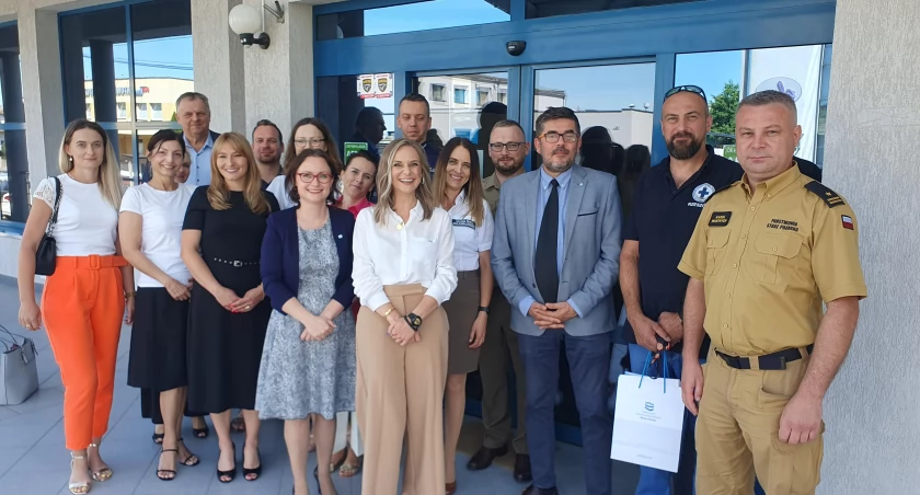 Reprezentacja SP w Krasiczynie wzięła udział w uroczystym podsumowaniu 2. edycji Programu Aktywni Błękitni Szkoła Przyjazna Wodzie, które miało miejsce w stolicy województwa. Obecni byli też przedstawiciele SP im. Kardynała Stefana Wyszyńskiego w Manasterzu w powiecie przeworskim (placówka zajęła 4. miejsce)./ FOT. RZGW