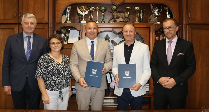 1 lipca podpisano dokument przypieczętowujący powstanie branżowego centrum umiejętności przy Zespole Szkół Spożywczych i Biznesowych im. Marii Curie-Skłodowskiej w Jarosławiu. Jego liderem została Lubelska Izba Rzemieślnicza, z kolei powiat jarosławski będzie pełnił rolę partnera./ FOT. Starostwo Powiatowe w Jarosławiu