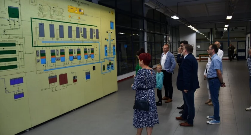 Prace modernizacyjne miały na celu wymianę starych urządzeń z lat 80. poprzedniego wieku. Rozdzielnia była wykonana w technologii dostępnej na ówczesne czasy: metalowa konstrukcja, aparatura zabezpieczająca i rozdziałowa wykonana w technologii typowo mechanicznej. Fot. UM Przemyśl