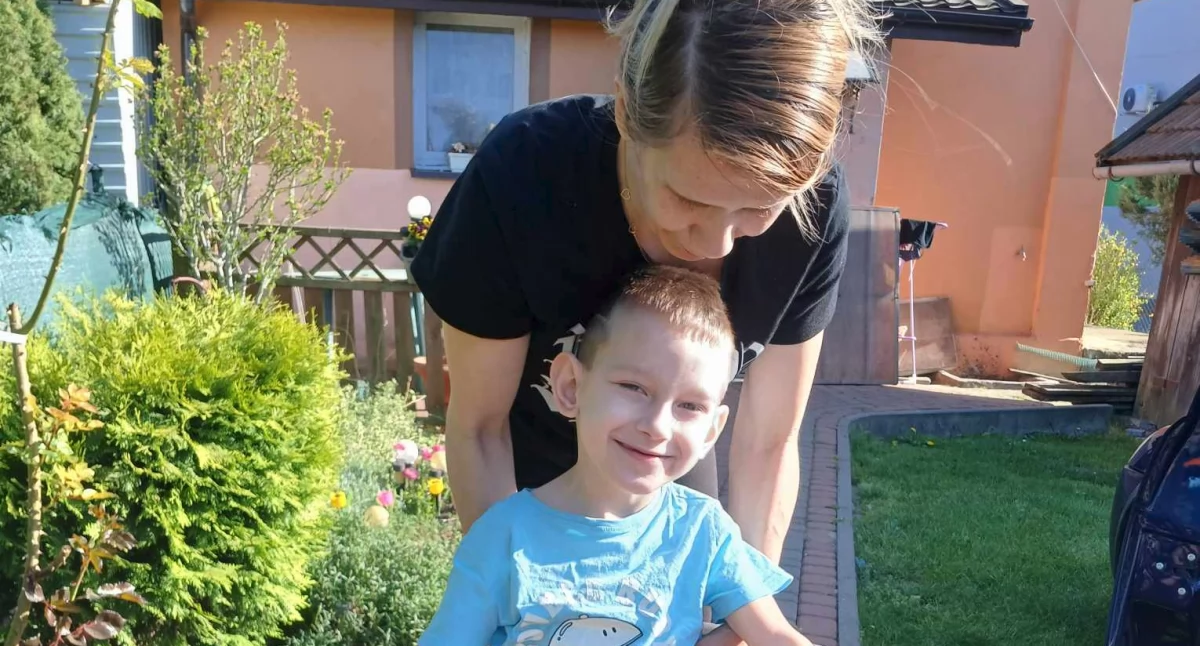 Pani Edyta z synem Jakubem. Choć tyle w życiu przeszedł, jest wesołym i pozytywnie nastawionym do świata dzieckiem. / FOT. ze zbiorów własnych
