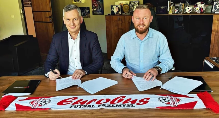 Podpisanie umowy z firmą „Texom” na sponsoring tytularny zespołu znakomicie wróży. To chyba jedna z ważniejszych dat w historii klubu. Z lewej prezes Eurobusu Mariusz Franków, z prawej szef spółki „Texom” Krystian Woś. Fot. zbiory własne