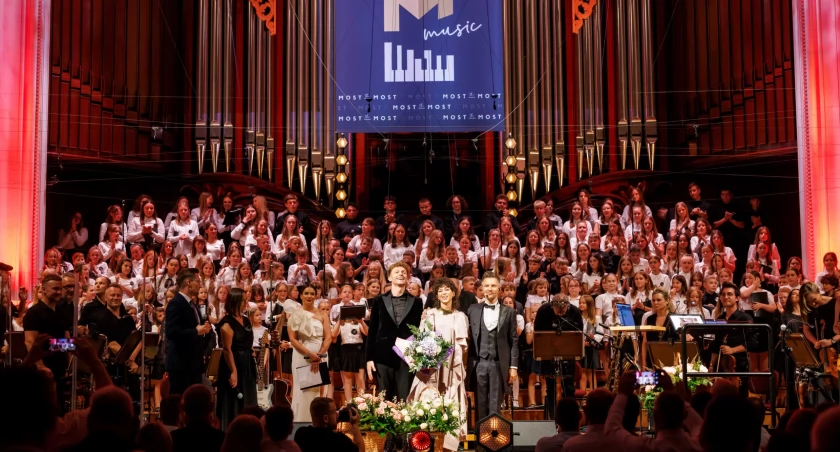 Udział w finałowym koncercie projektu w Filharmonii Narodowej, w którym 200 młodych wykonawców wystąpiło z towarzyszeniem Orkiestry Adama Sztaby, Natalii Kukulskiej i Huberta Zapióra-Baritone, był dla młodych artystów z Cieszanowa wyjątkowym przeżyciem./ Most the Most/Bartek Barczyk Photography