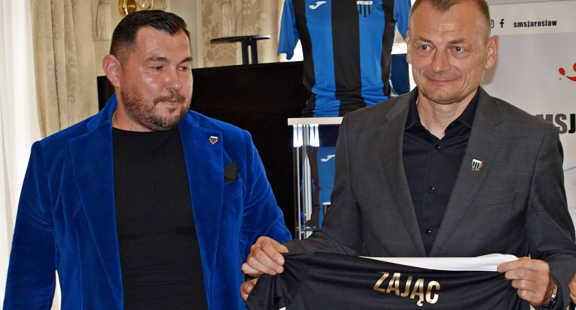 Prezes Jarosławskiego Klubu Sportowego Gracjan Dziukiewicz (z lewej) i nowy trener piłkarskiego zespołu Bogdan Zając. Fot. Mariusz Godos