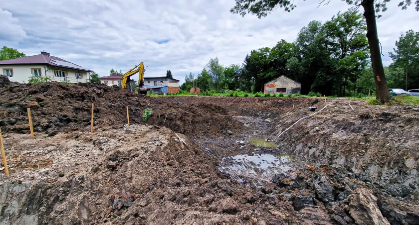W parku miejskim w Pruchniku już widać pierwsze efekty trwających prac. / FOT. UMiG Pruchnik