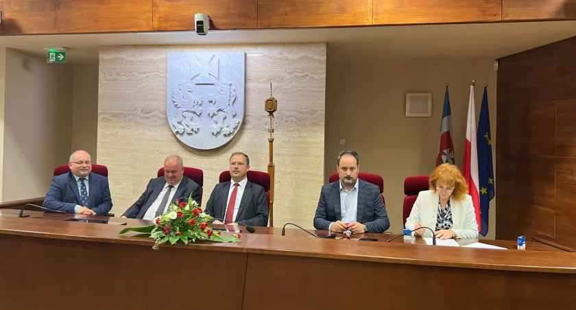 Pod koniec czerwca br. gospodarze podkarpackich gmin podpisali w urzędzie marszałkowskim umowy zatwierdzające dofinansowanie na inwestycje realizowane w ramach Podkarpackiego Programu Odnowy Wsi. Wśród nich był wójt gminy Przemyśl Marek Wasiewicz. Pozyskane pieniądze przełożą się na konkretne rezultaty. Zyskają najmłodsi mieszkańcy Stanisławczyka./ FOT. UG Przemyśl