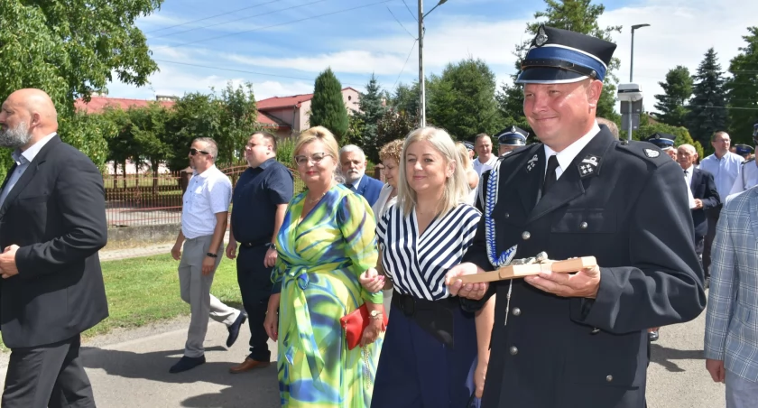 Wyjątkowa chwila poświęcenia i oficjalnego otwarcia remizy strażackiej OSP Torki odbyła się w pierwszą sobotę lipca. Było to niezwykle ważne wydarzenie zarówno dla gospodarz gminy Medyka Magdaleny Małachowskiej, jak i dla druhów ochotników./ FOT. GCK w Medyce