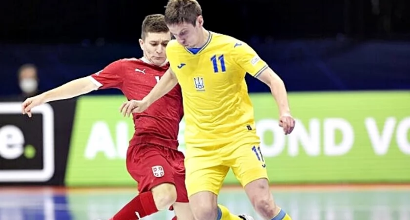 Artem Fareniuk (z prawej) w koszulce reprezentacji Ukrainy. Ma spore szans na występ w futsalowych MŚ w Uzbekistanie. Fot. www.uefa.com