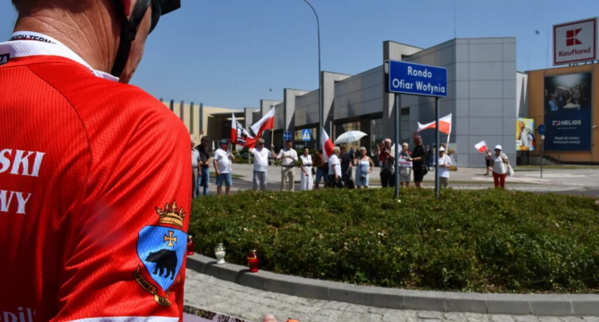 Przemyskie obchody 81. rocznicy tej zbrodni rozpoczęły się tradycyjnie na Rondzie Ofiar Wołynia. Fot. UM Przemyśl