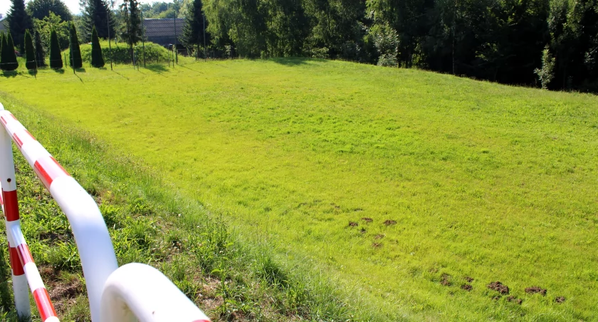 Już niebawem w miejscu, gdzie obecnie jest boisko sportowe w Woli Maćkowskiej powstanie bardzo dobrze wyposażony plac zabaw dla dzieci. Fot. UG Żurawica