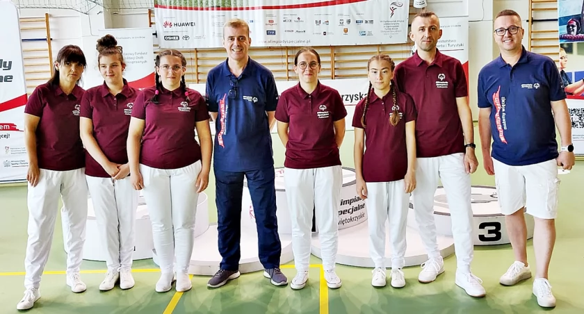 Przemyska ekipa z głównym koordynatorem bocce w Special Olympics Europe Eurasia Irlandczykiem Michaelem Spelmanem (czwarty z lewej). Pierwszy z prawej Tomasz Bandrowicz. Fot. zbiory własne