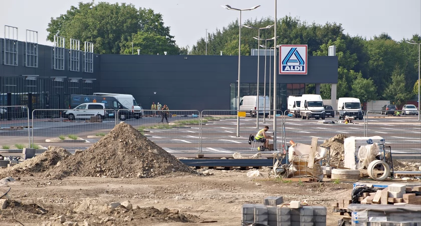 Prace przy Parku Handlowym S1 prowadzone są etapowo. Pierwszy etap (czyli adaptacja jednego z budynków pod potrzeby galerii) o powierzchni ponad 8 tys. m kwadratowych zostanie zakończony w trzecim kwartale br. Kolejne zaplanowano na przyszły rok. Fot. Mariusz Godos