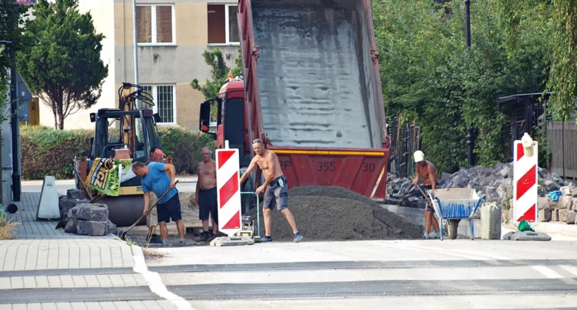 Za torami, w kierunku ul. Mickiewicza, prace związane z utwardzeniem nawierzchni pod kostkę trwają w najlepsze. Fot. Mariusz Godos