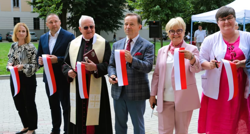Otwarciu towarzyszyli nie tylko pracownicy jarosławskiego CZP, ale i m.in.: poseł na Sejm RP Tadeusz Chrzan, Wojewoda Podkarpacki Teresa Kub-Hul, Marszałek Województwa Podkarpackiego Władysław Ortyl, ks. prałat i archiprezbiter jarosławski Andrzej Surowiec, czy Starosta Jarosławski Kamil Dziukiewicz./Zdjęcia: Powiat Jarosławski 