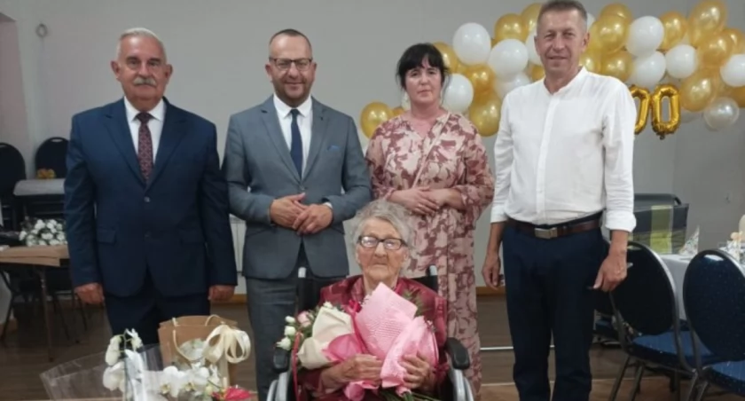 Anegdoty i dowcipy jubilatki są ozdobą rodzinnych spotkań./Foto: UG Żurawica 