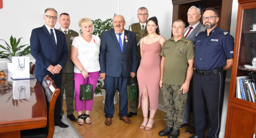 Państwo Jolanta i Mariusz Ożgowie z pewnością ten dzień zapamiętają na długo. Mają pełne prawo czuć dumę – płynącą zarówno z zaszczytnego wyróżnienia, jak i ze swoich dzieci. /Zdjęcia: UMiG Sieniawa. 