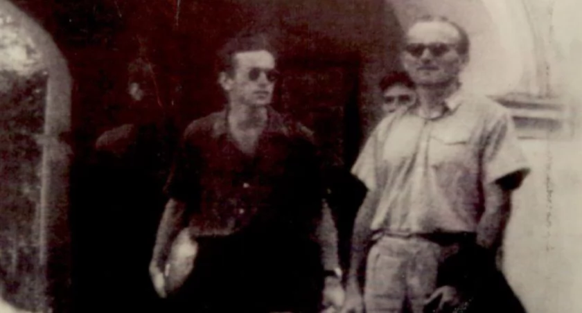 Ks. Karol Wojtyła z Karolem Tarnowskim ( z chlebem) w bramie klasztoru w Leżajsku.