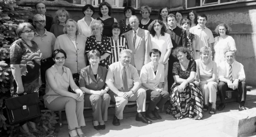 Grono pedagogiczne z dyr. Z.Koszelnikiem przed Jubileuszem 90-lecia./Zdjęcia: ZW