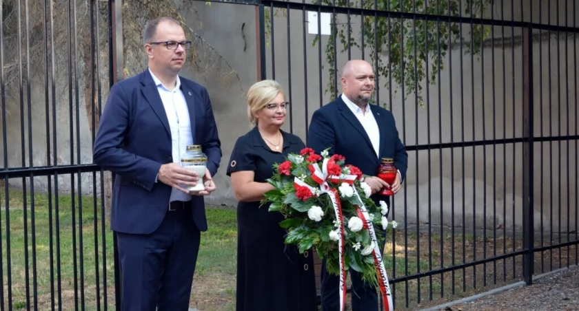 Dla uczczenia pamięci ofiar władze samorządowe co roku składają kwiaty i zapalają znicze przed tablicą upamiętniającą dokonanie masowego mordu na 1 tys. 580 Żydach przez hitlerowskich oprawców w latach 1942 – 1943. Ta znajduje się na terenie Specjalnego Ośrodka Szkolno-Wychowawczego nr 1 im. Marii Grzegorzewskiej przy ul. Kopernika./UM Przemyśl 