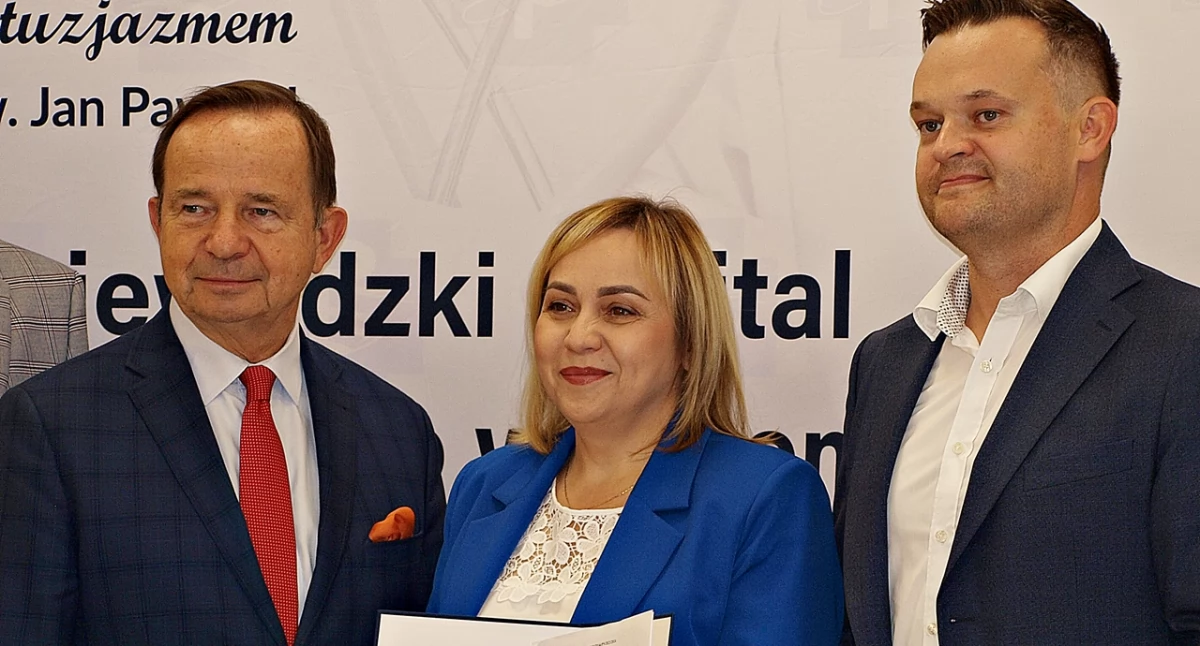 Umowę parafowali szefowa placówki na Monte Cassino Barbara Stawarz i pełnomocnik głównego wykonawcy spółki Adamietz Łukasz Kutyba (z prawej). Z lewej marszałek województwa podkarpackiego Władysław Ortyl. Fot. Mariusz Godos