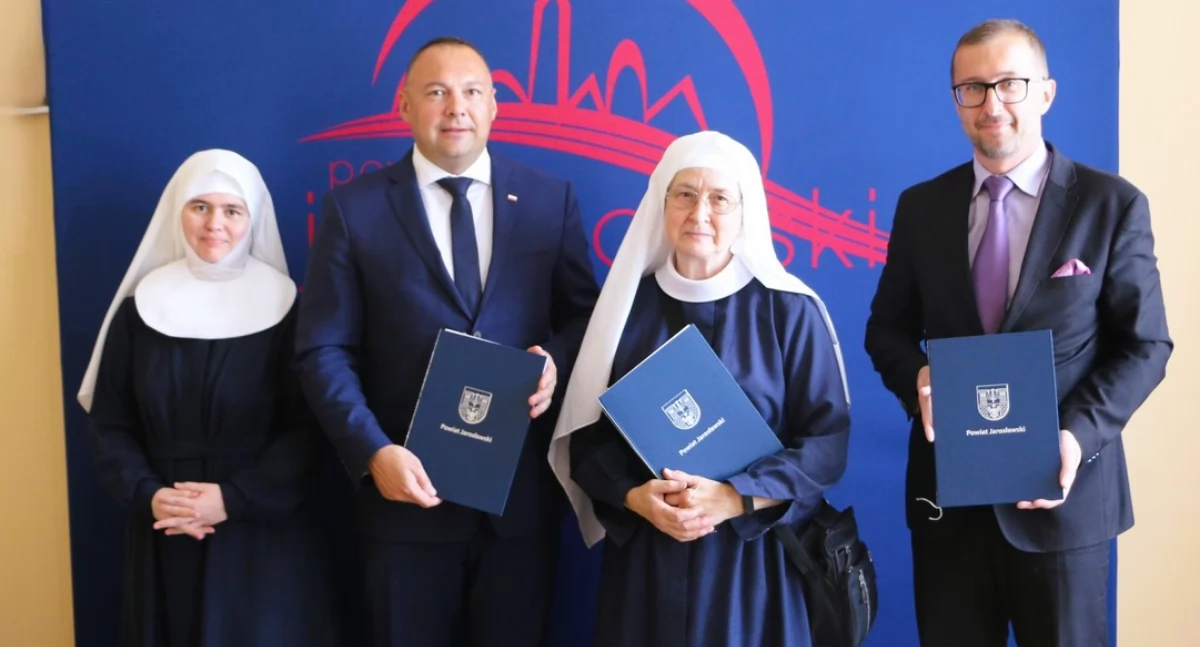 Umowa została podpisana ze Zgromadzeniem Sióstr Niepokalanego Poczęcia NMP Dom Zakonny z siedzibą w Jarosławiu przy ul. Głębokiej 1. Fot. Starostwo Powiatowe w Jarosławiu