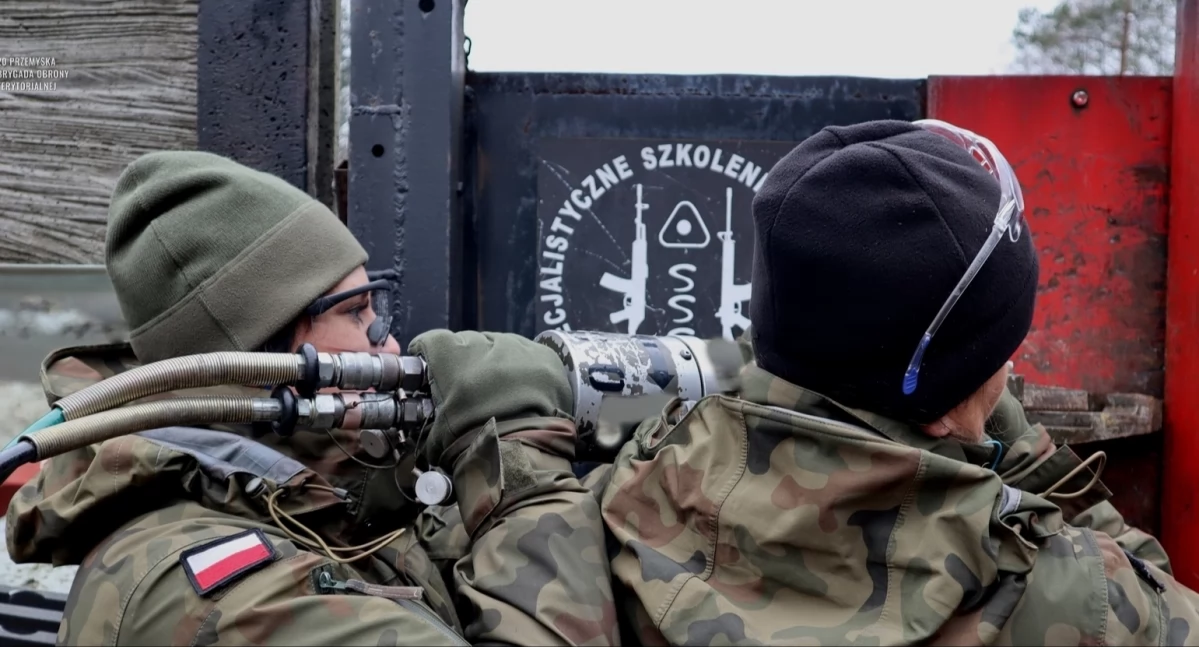 Treningi praktyczne wejść siłowych metodami mechaniczną i balistyczną odbyły się na 19 zestawach specjalistycznych drzwi treningowych, wielokrotnego użytku. Fot. WOT