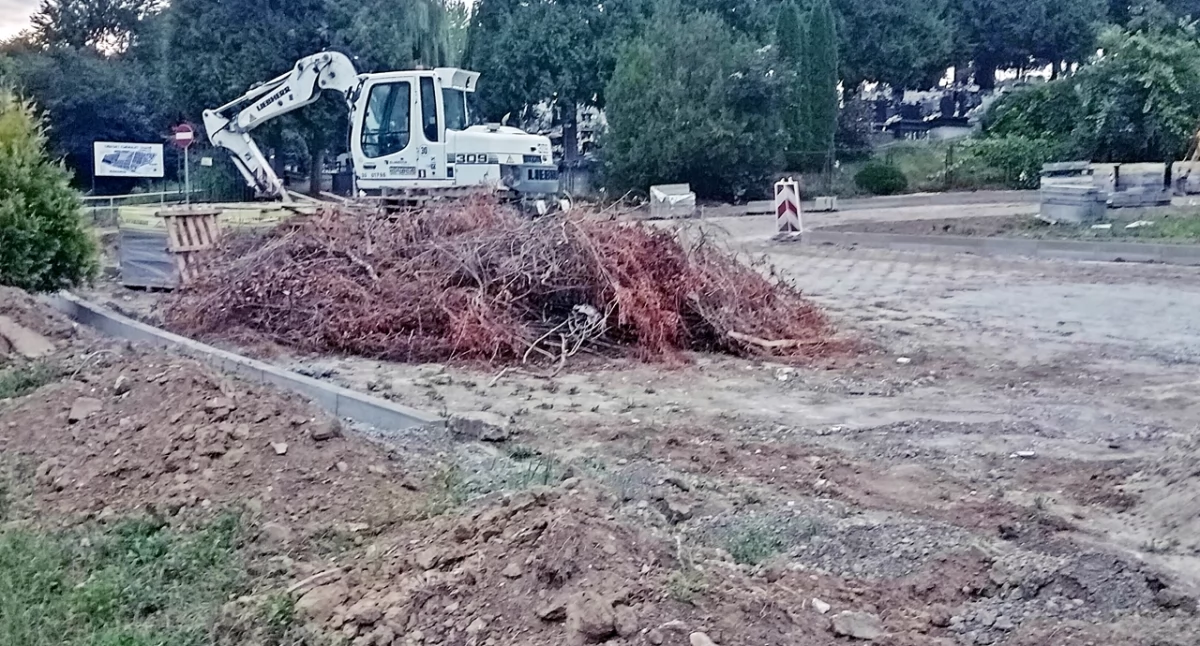 Generalny remont ulicy Glazera rozpoczął się od remontu nawierzchni parkingu głównego przy cmentarzu na Zasaniu (ulica Bolesława Śmiałego). Fot. Mariusz Godos