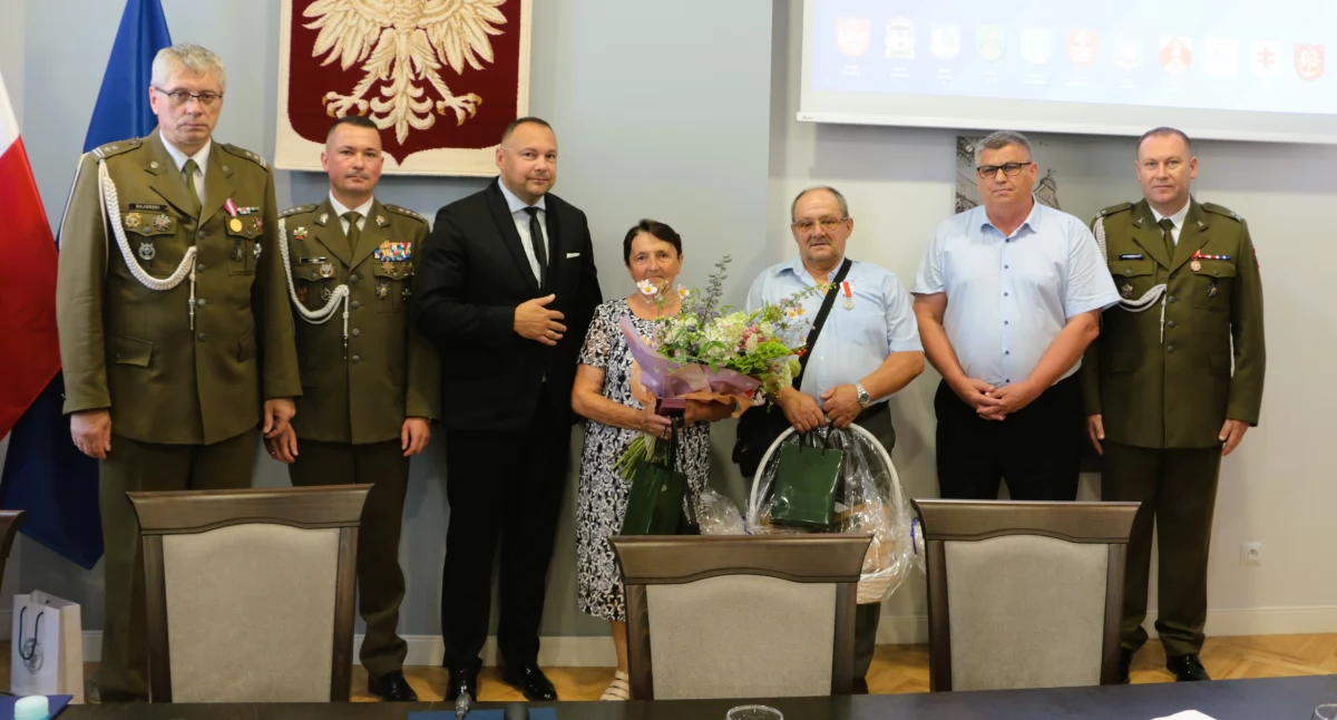 Miłym akcentem było wręczenie Medali za Zasługi dla Obronności Kraju Czesławie i Marianowi Grendom z gminy Laszki. Fot. Starostwo Powiatowe w Jarosławiu