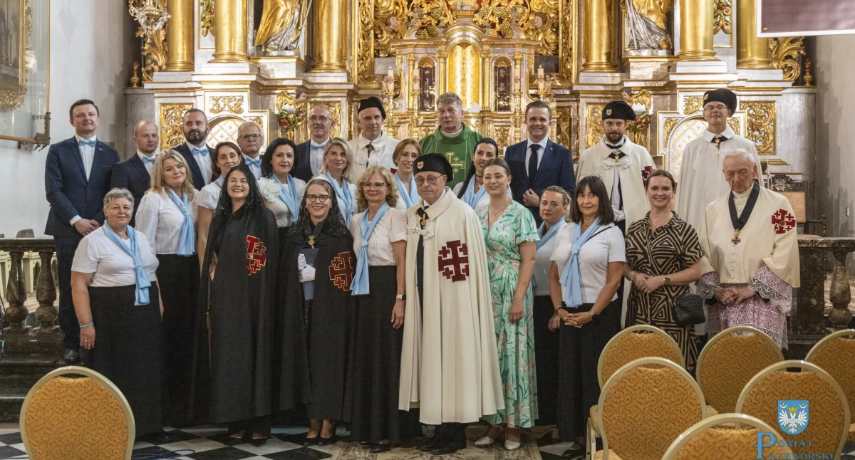 W Sanktuarium Grobu Bożego w Przeworsku odbył się ingres (wprowadzenie) trojga nowych członków Zakonu Rycerskiego Świętego Grobu Bożego w Jerozolimie. Zostali nimi: lek. Maria Bawor, dr n. med. Leszek Kamiński i dr Łukasz Mróz. Fot. Starostwo Powiatowe w Przeworsku