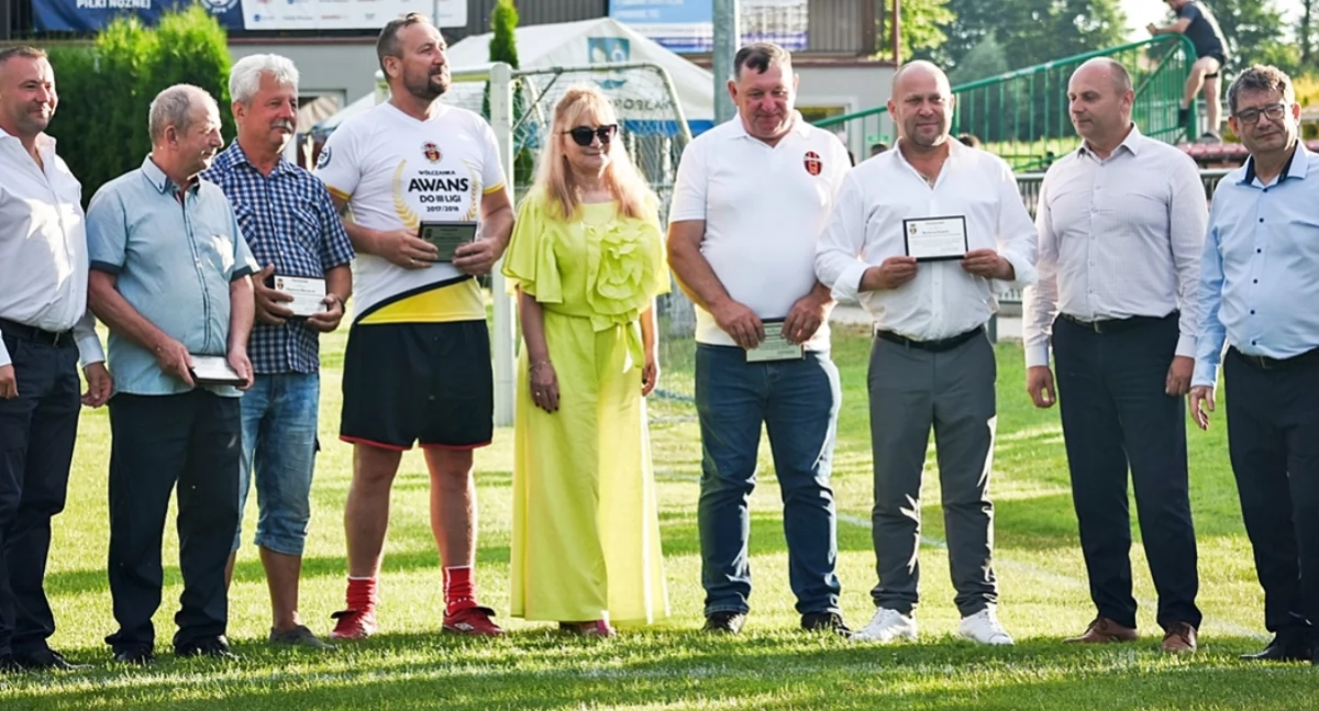 Zasłużeni piłkarze i działacze Wólczanki zostali wyróżnieni okolicznościowymi grawertonami. Fot. Wólczanka Wólka Pełkińska