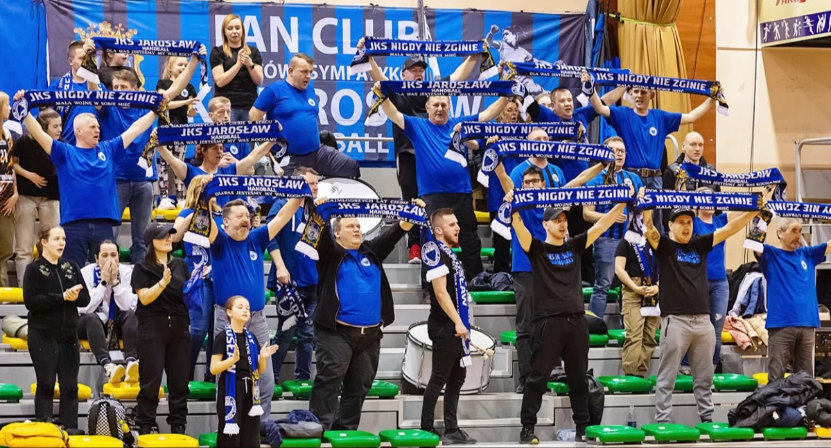 Wspaniali jarosławscy kibice odetchnęli z ulgą. Ich pupilki wystapią w kolejnym sezonie w najwyższej klasierozgrywkowej. Fot. ORLEN Superliga Piłki Ręcznej Kobiet
