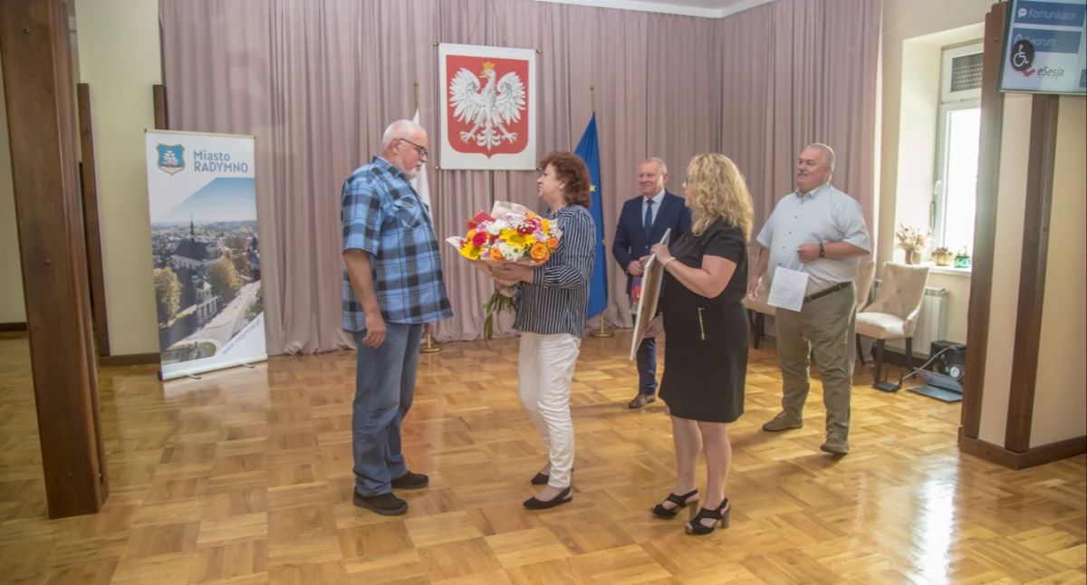 Odchodzącemu na emeryturę H. Wolskiemu życzono, by zasłużony odpoczynek dobrze mu służył./ FOT. UM Radymna