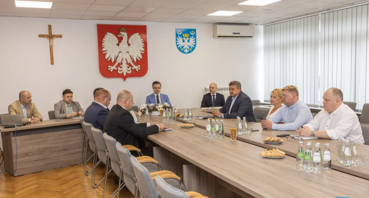 Podczas konwentu wójtów i burmistrzów, zorganizowanego w przeworskim starostwie, wspólnych tematów nie brakowało. Dominującym była kwestia zbiorowego transportu publicznego i dworca PKS w Przeworsku./ FOT. Starostwo Powiatowe w Przeworsku