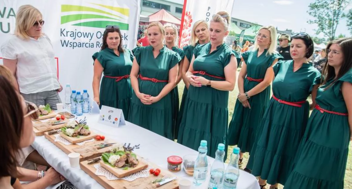Paniom z KGW w Krasiczynie sukces zapewnił comber jagnięcy z kozim serem, podany na kaszy pęczak z borowikami, w towarzystwie sosu miętowego i surówki z pora. Jurorzy ocenili go na piątkę z plusem./ FOT. ze zbiorów własnych