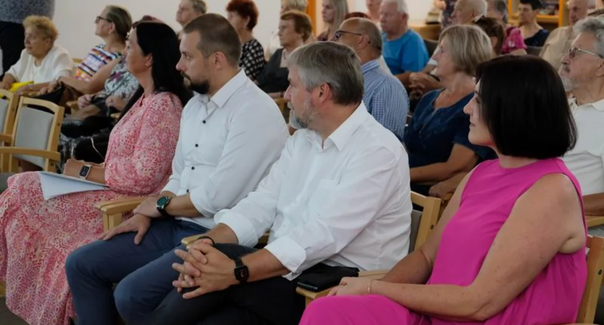 Przybyli na otwarcie wystawy mieli okazję poznać wiele ciekawostek z życia ordynata Lubomirskiego, jak choćby tę, że każdy dzień zaczynał od polowania, w których towarzyszył mu ukochany pies Lord. / FOT. MBP w Przeworsku