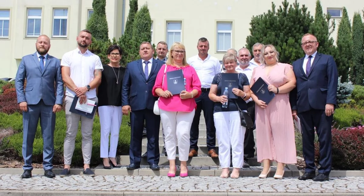 Nowo wybranym sołtysom i przewodniczącym rad osiedli życzono satysfakcji z pełnionej funkcji i sukcesów w podejmowanych działaniach, by po 5 latach mogli powiedzieć, że są zadowoleni z tego, co udało się zrobić przez ten czas./ FOT. UMiG Pruchnik