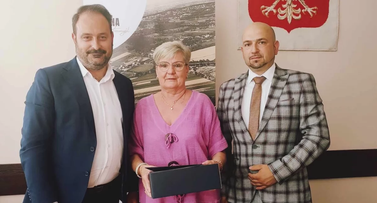– Tym, którzy kończą w tej chwili swoją przygodę z sołtysowaniem chciałbym z serca podziękować. Odpoczywajcie, cieszcie się życiem, pomagajcie nowym sołtysom, bo macie ogromne doświadczenie – powiedział wójt M. Wasiewicz (z lewej), wręczając upominki i listy gratulacyjne./ FOT. UG Przemyśl
