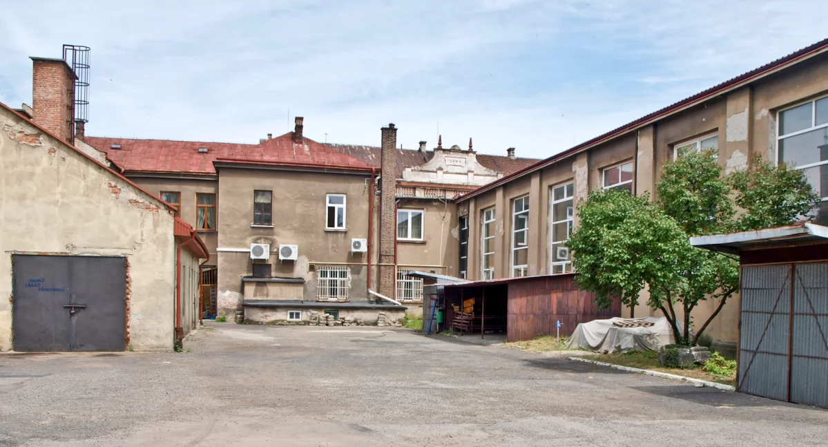 Być może niebawem rozpocznie się remont elewacji budynku POSiR. Oby się udało pogodzić startujący niebawem sportowy sezon halowy z pracami remontowo-budowlanymi./Foto: MG
