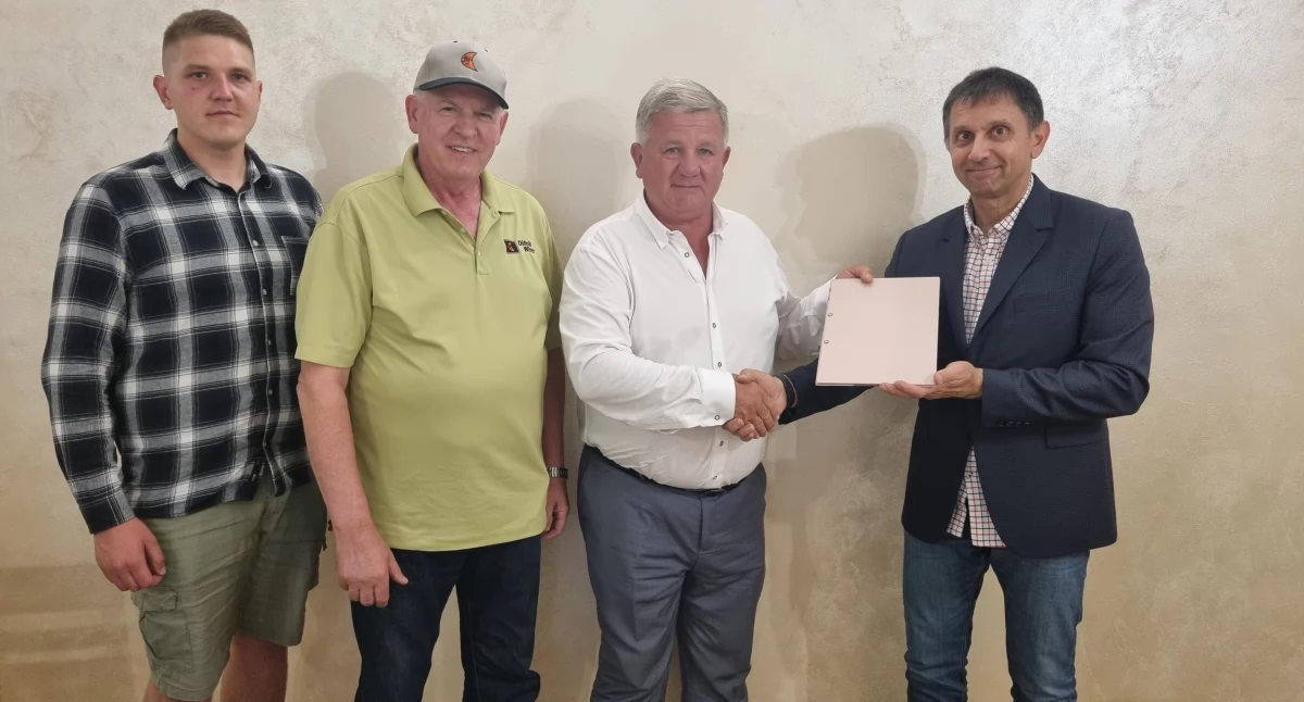 Materiał promocyjny dla mediów. Tłumaczył Michał Klęsk. 