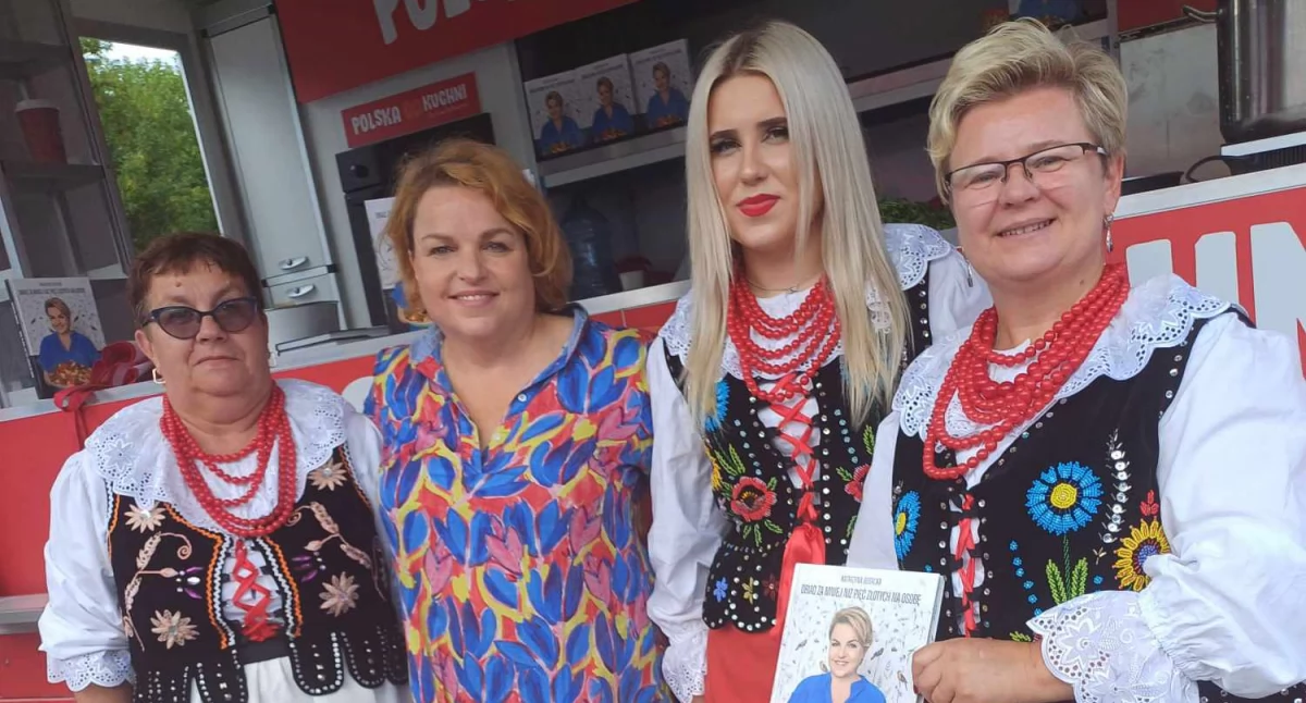 KGW Gorliczyna II z laureatką Miss Wdzięku (w kategorii wiekowej 18 – 45) Aleksandrą Uchman na podkarpackim finale festiwalu „Polska Od Kuchni”. Na zdjęciu w towarzystwie znanej z telewizyjnego ekranu Katarzyny Bosackiej./ GOT. KGW Gorliczyna